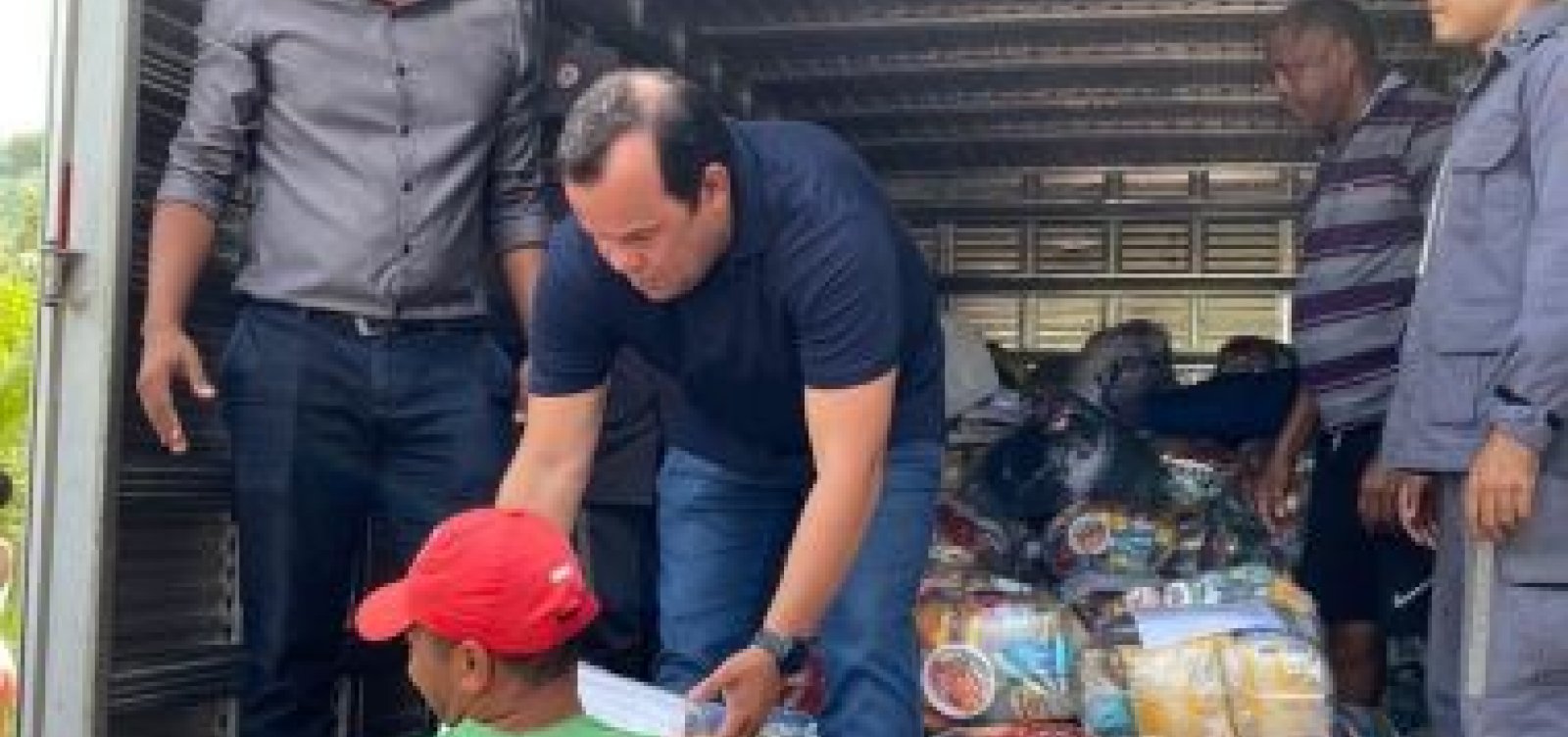Câmara distribui alimentos para famílias vítimas das chuvas em Salvador