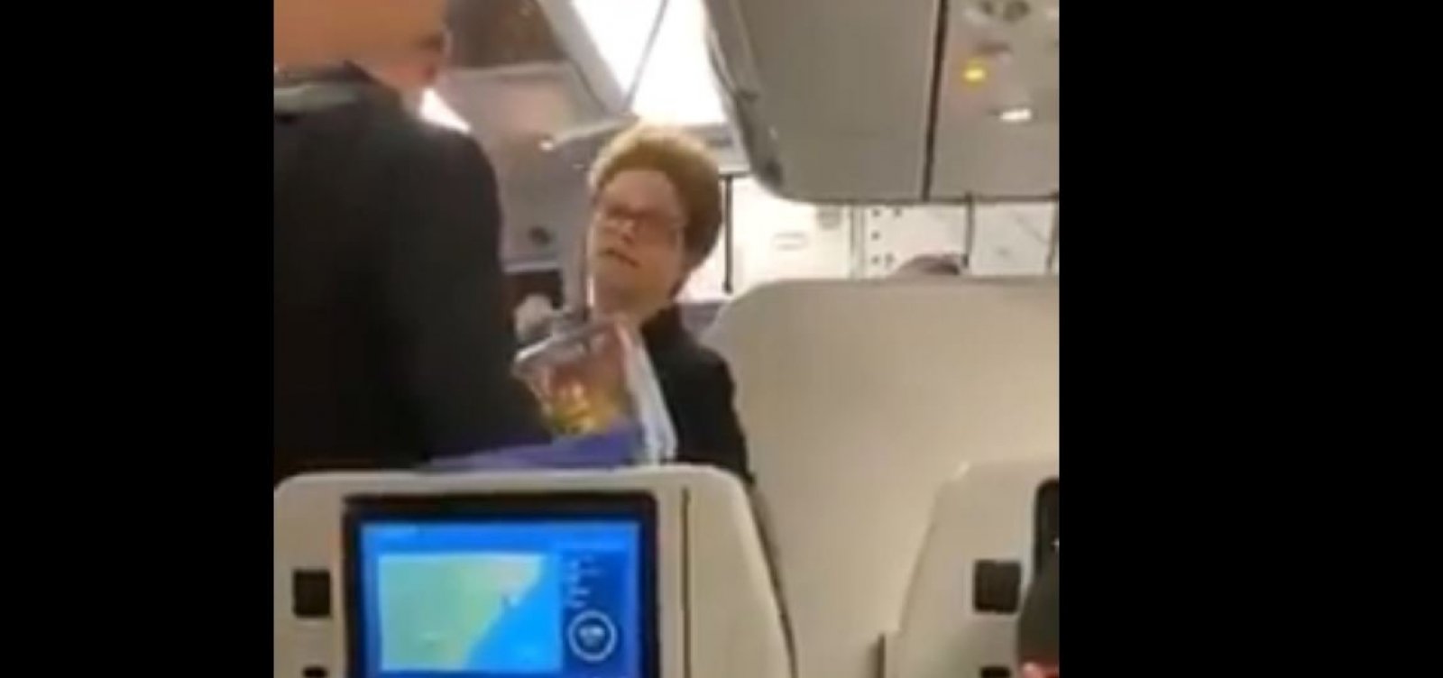 Veja vídeo: Em avião, Dilma é chamada de 'bandida' e rebate: 'Bolsonaro defende milícia' 