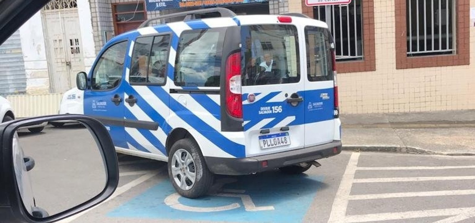 Carro da Prefeitura de Salvador é flagrado estacionado atravessado entre local proibido e vaga de deficiente