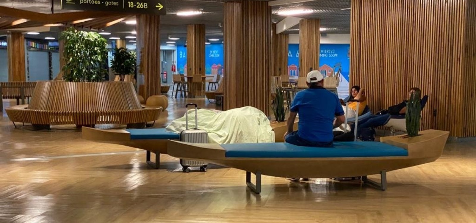 Após inauguração de obras, passageiros dormem em bancos do aeroporto de Salvador