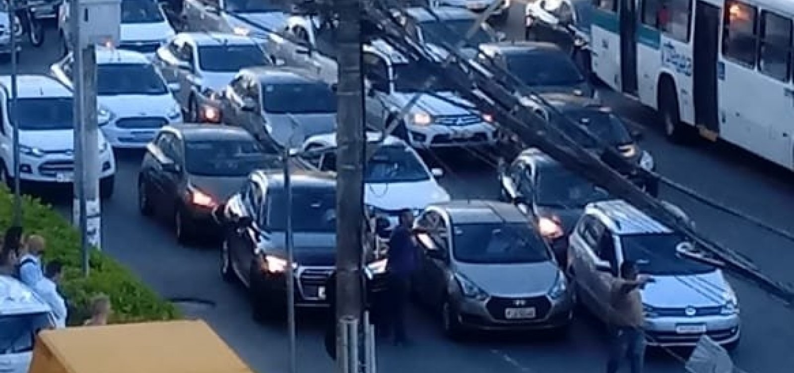 Carreata de motoristas do Uber fecha Avenida Tancredo Neves