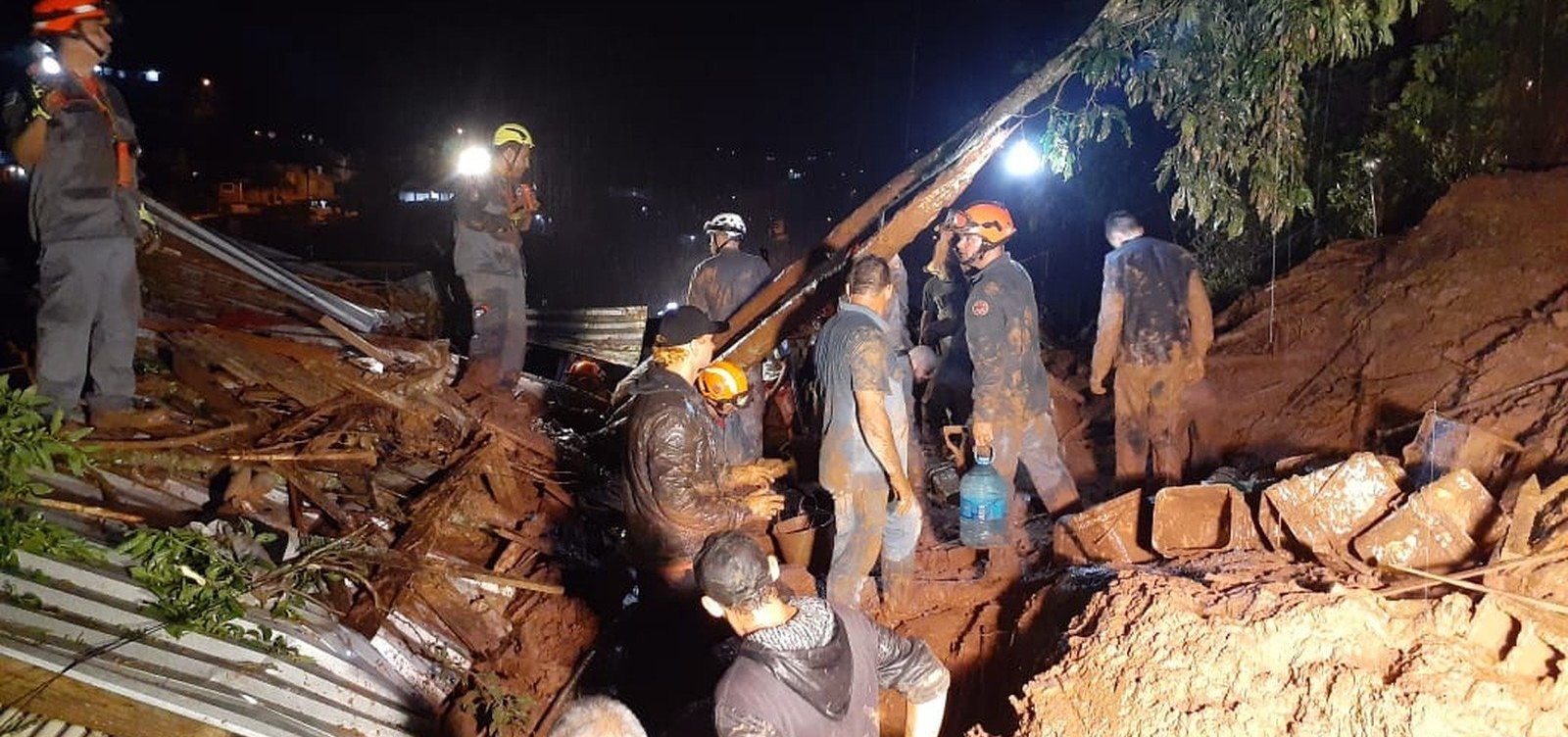 Quatro pessoas morrem após deslizamentos de terra em São Paulo