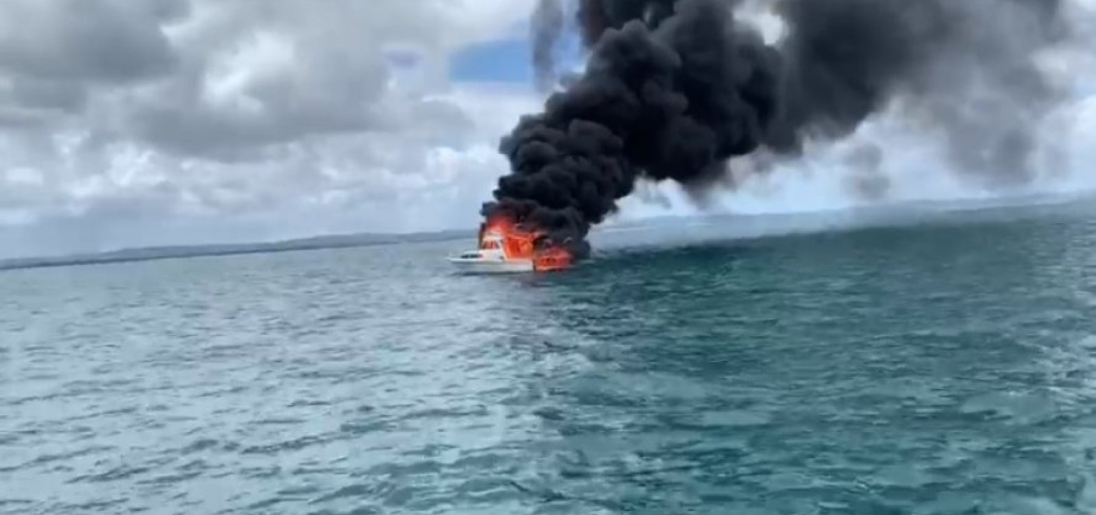 Lancha particular pega fogo próxima à Marina de Itaparica