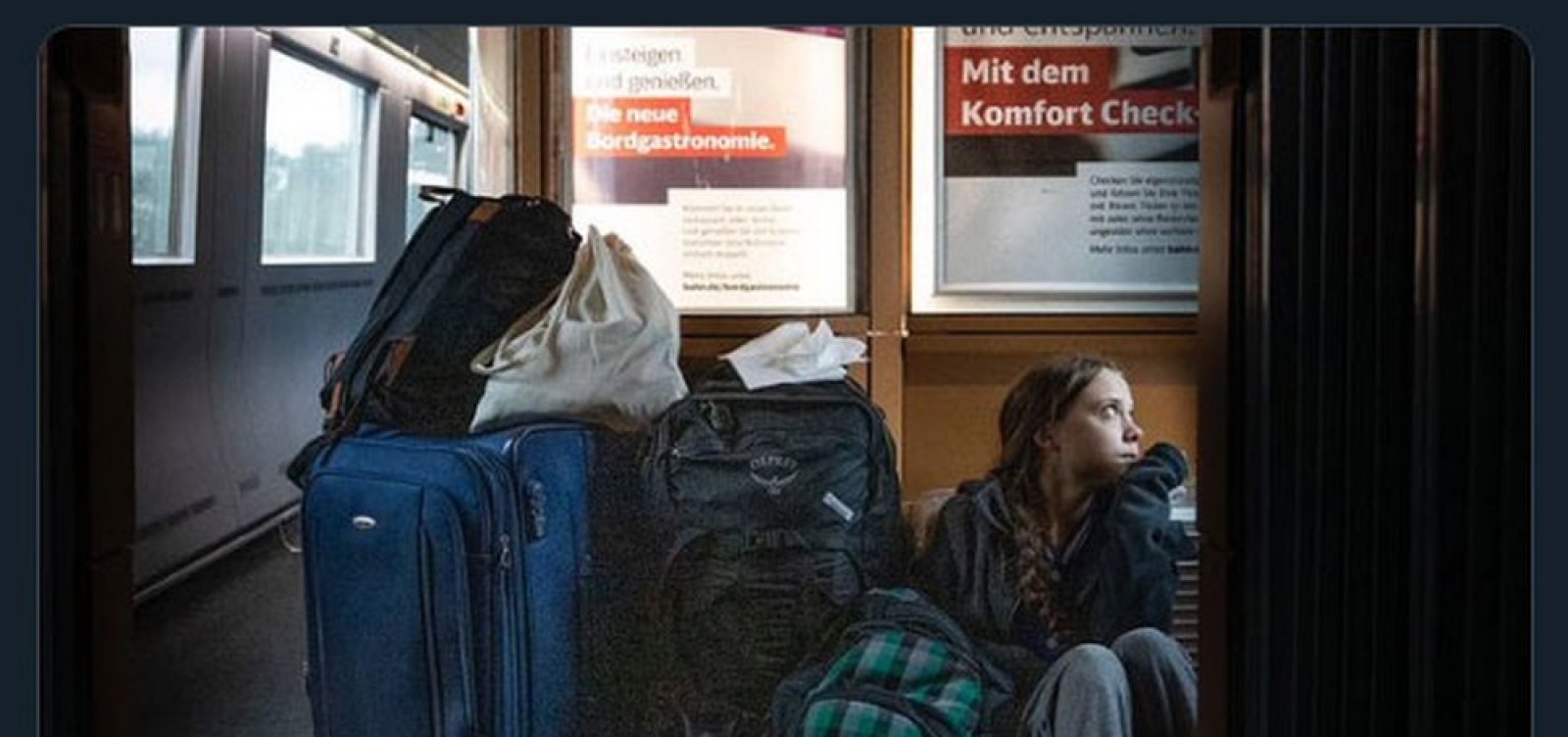 Greta Thunberg viaja sentada no chão de trem lotado na Alemanha