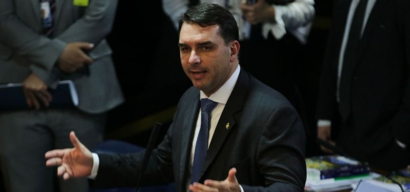 Flávio Bolsonaro 'lavou' R$ 638 mil em compra de imóveis com dinheiro vivo, diz MP-RJ