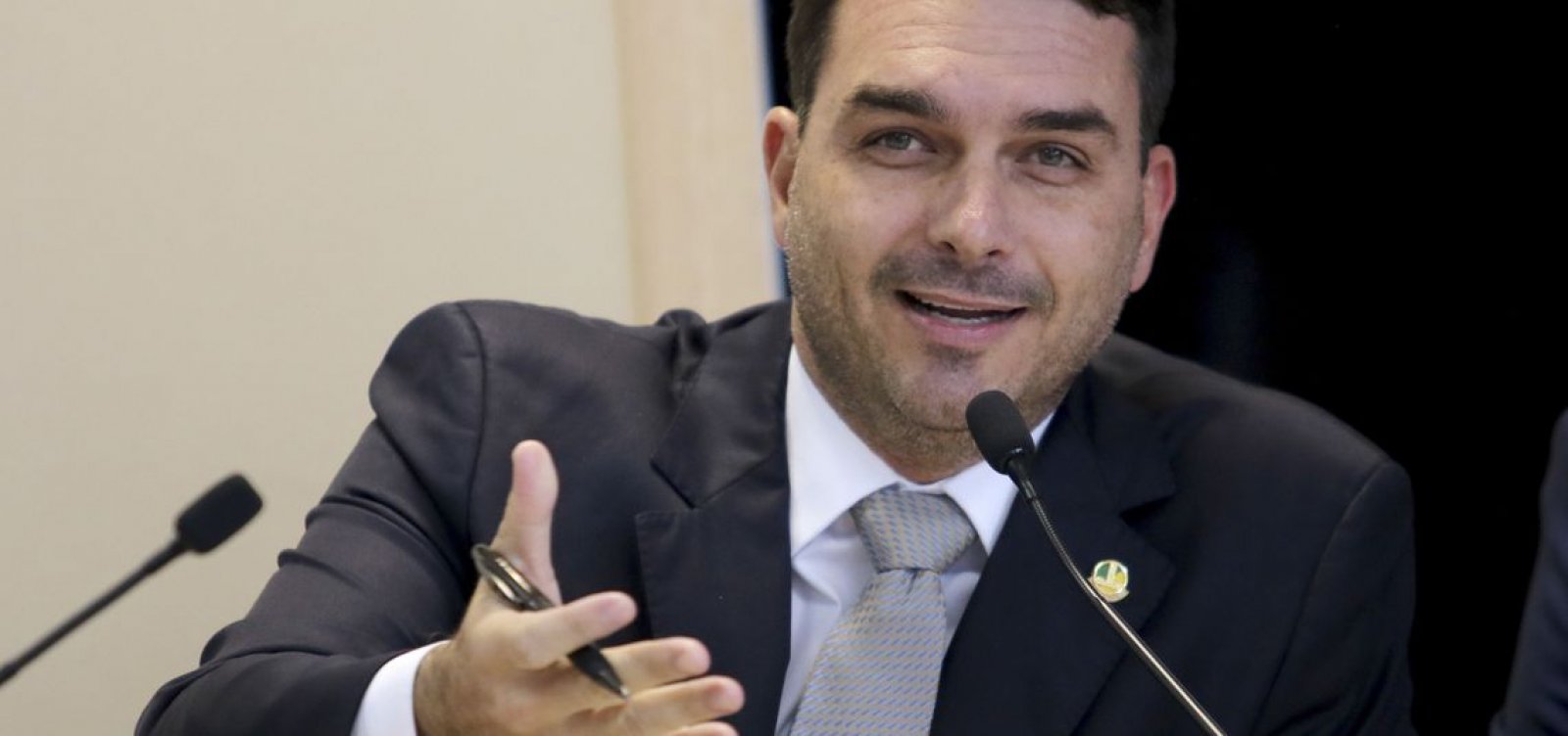 MP investiga possível lavagem de dinheiro em loja de chocolate de Flávio Bolsonaro