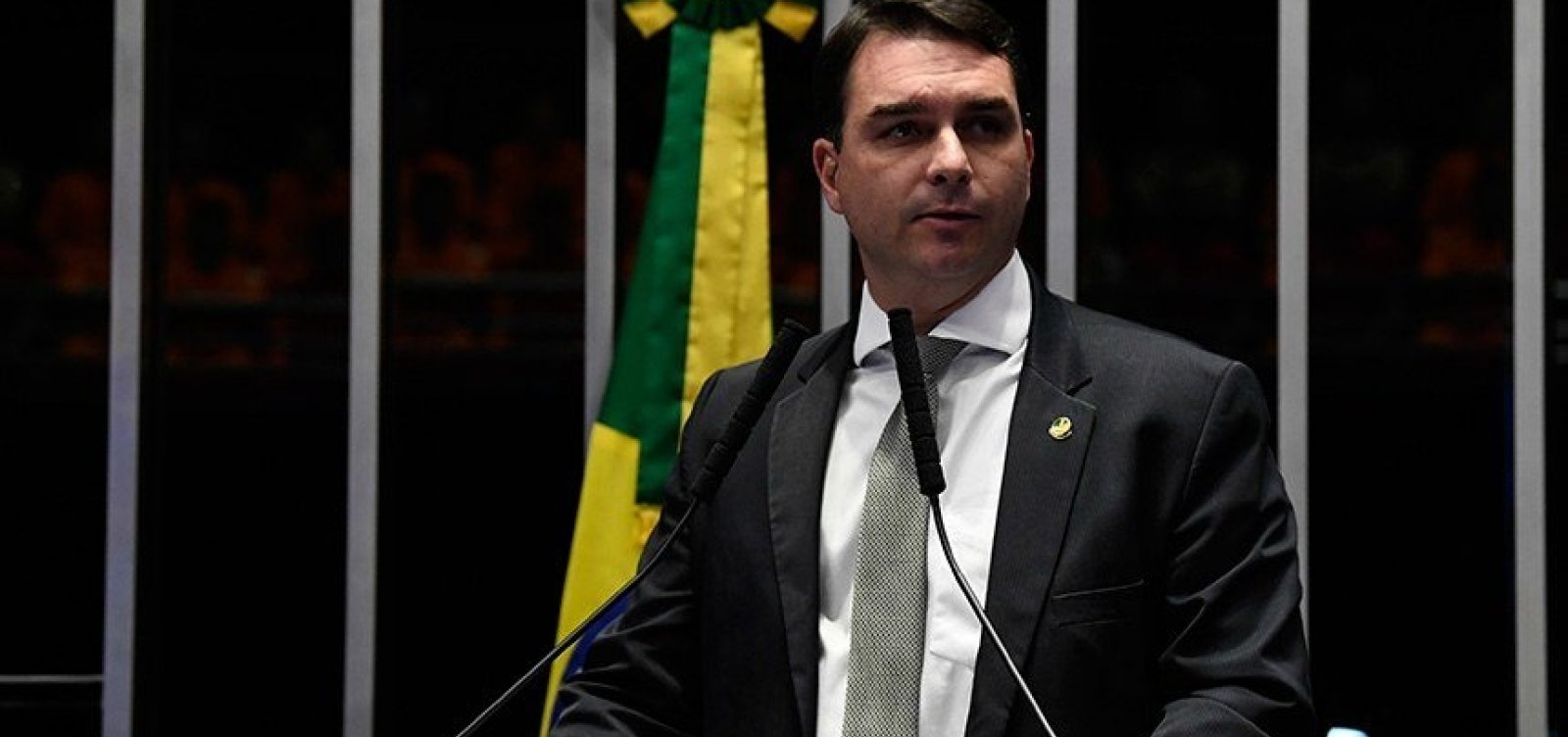 Flávio Bolsonaro acusa juiz que autorizou operações contra Queiroz e sugere ligação de magistrado com Witzel