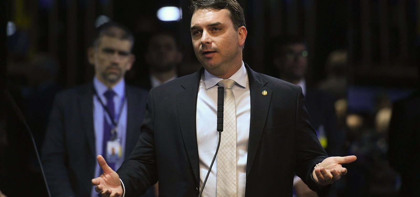 Flávio Bolsonaro é chefe de organização criminosa que desviava dinheiro, aponta MP