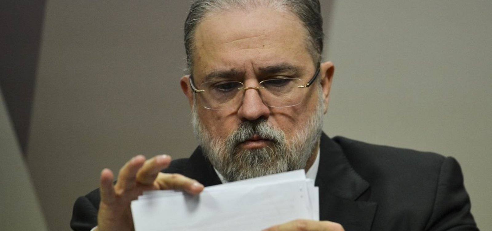 Procuradores planejam pressionar Aras a ir ao STF se Bolsonaro conceder indulto a policiais