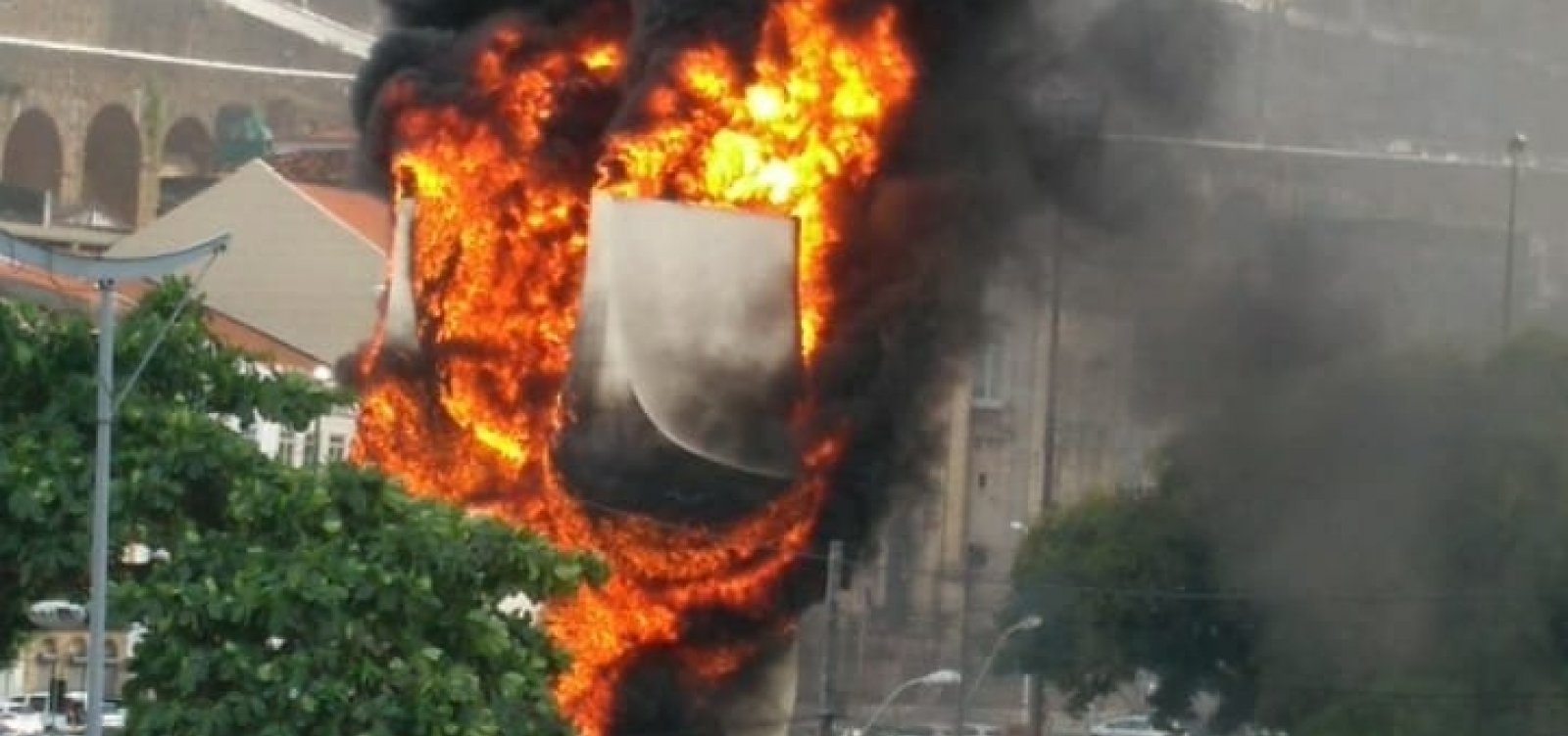 Monumento à Cidade de Salvador fica completamente destruído após incêndio