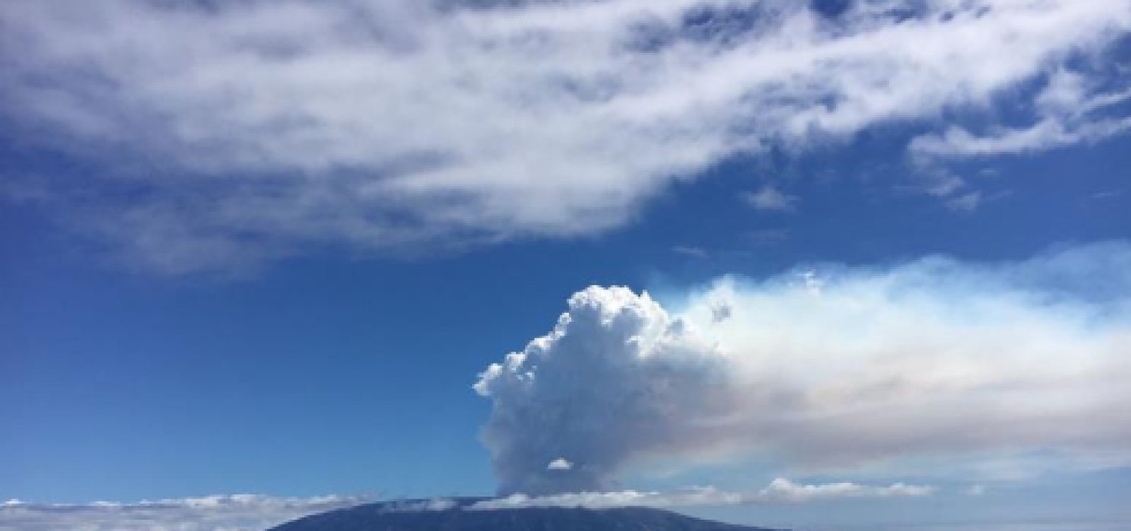 Vulcão entra em erupção no Equador