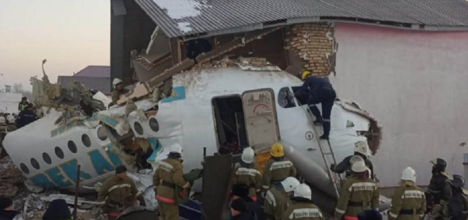 Avião cai no Cazaquistão e deixa 12 mortos e outros 66 feridos