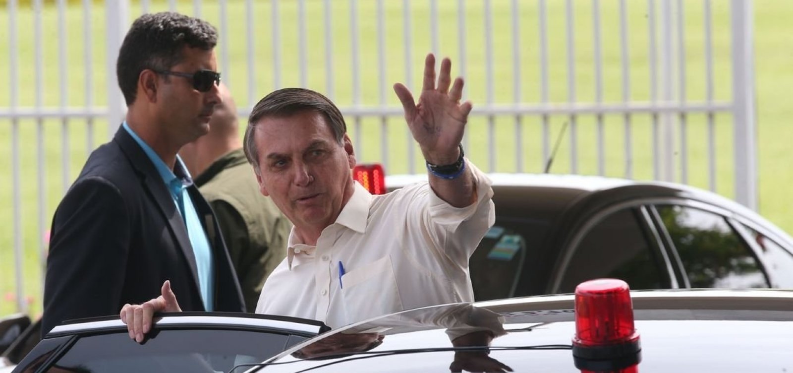 Bolsonaro vai à praia em base naval ao lado da filha Laura - Jornal de  Brasília