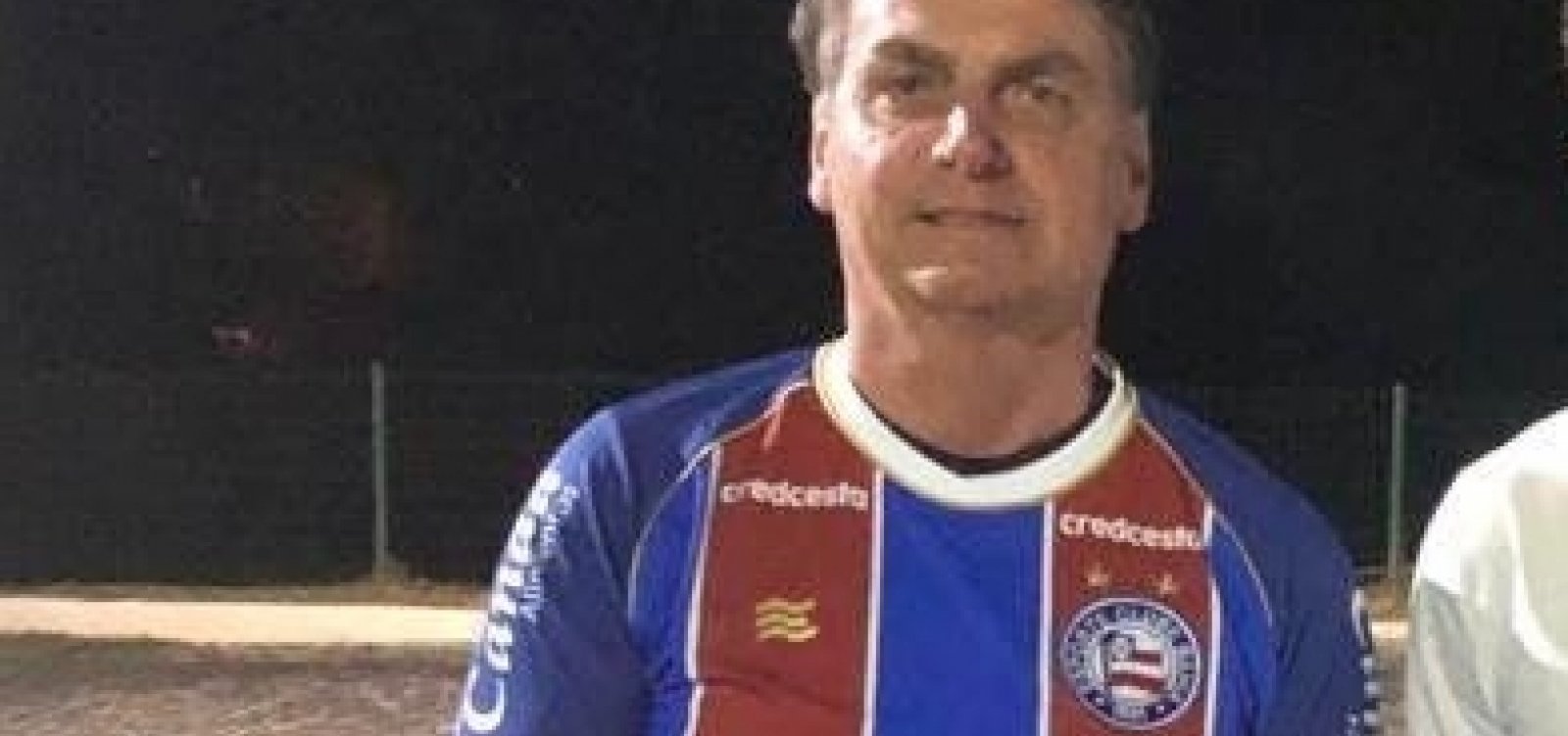 Bolsonaro posa foto com camisa do Bahia em Salvador