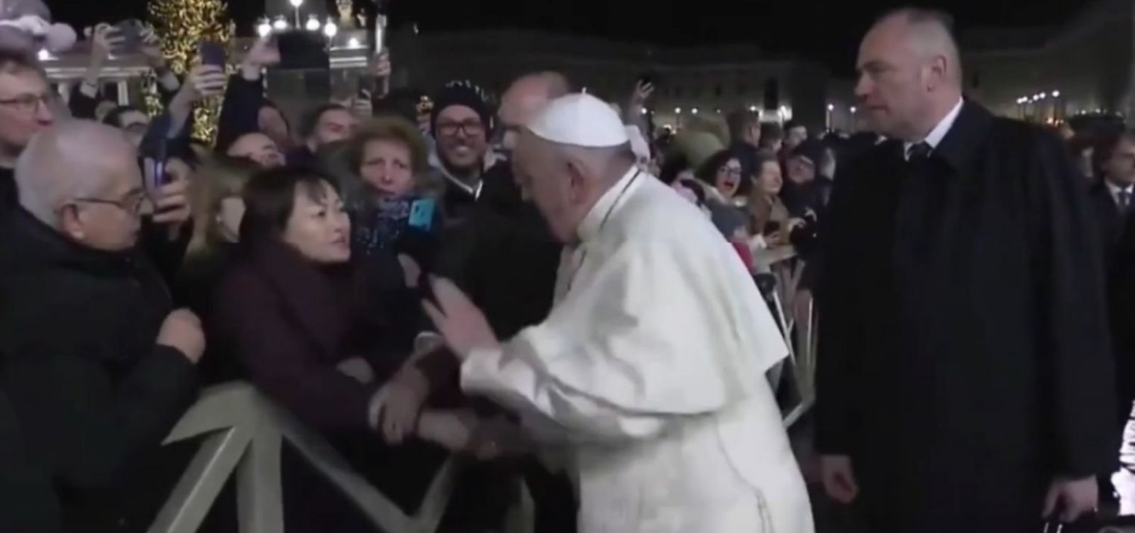 Papa fica irritado ao ser puxado por fiel no Vaticano; assista