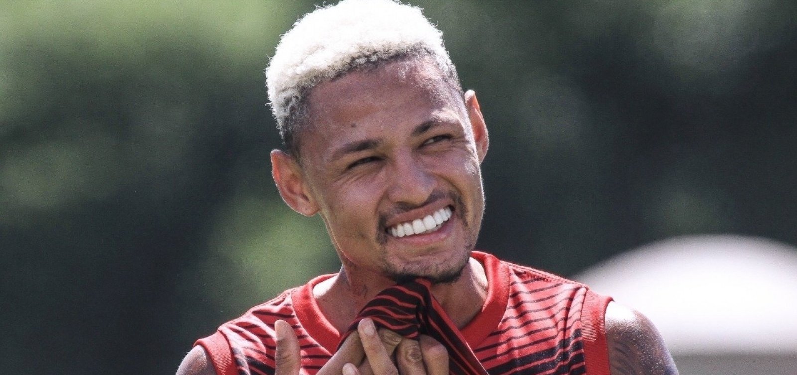 Fora dos planos, Neilton pode deixar o Vitória e acertar com Coritiba