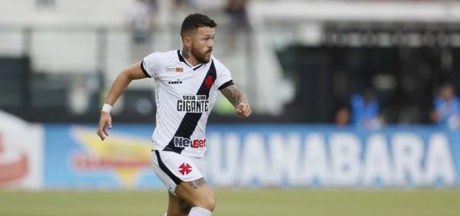 Bahia avança negociações com atacante Rossi