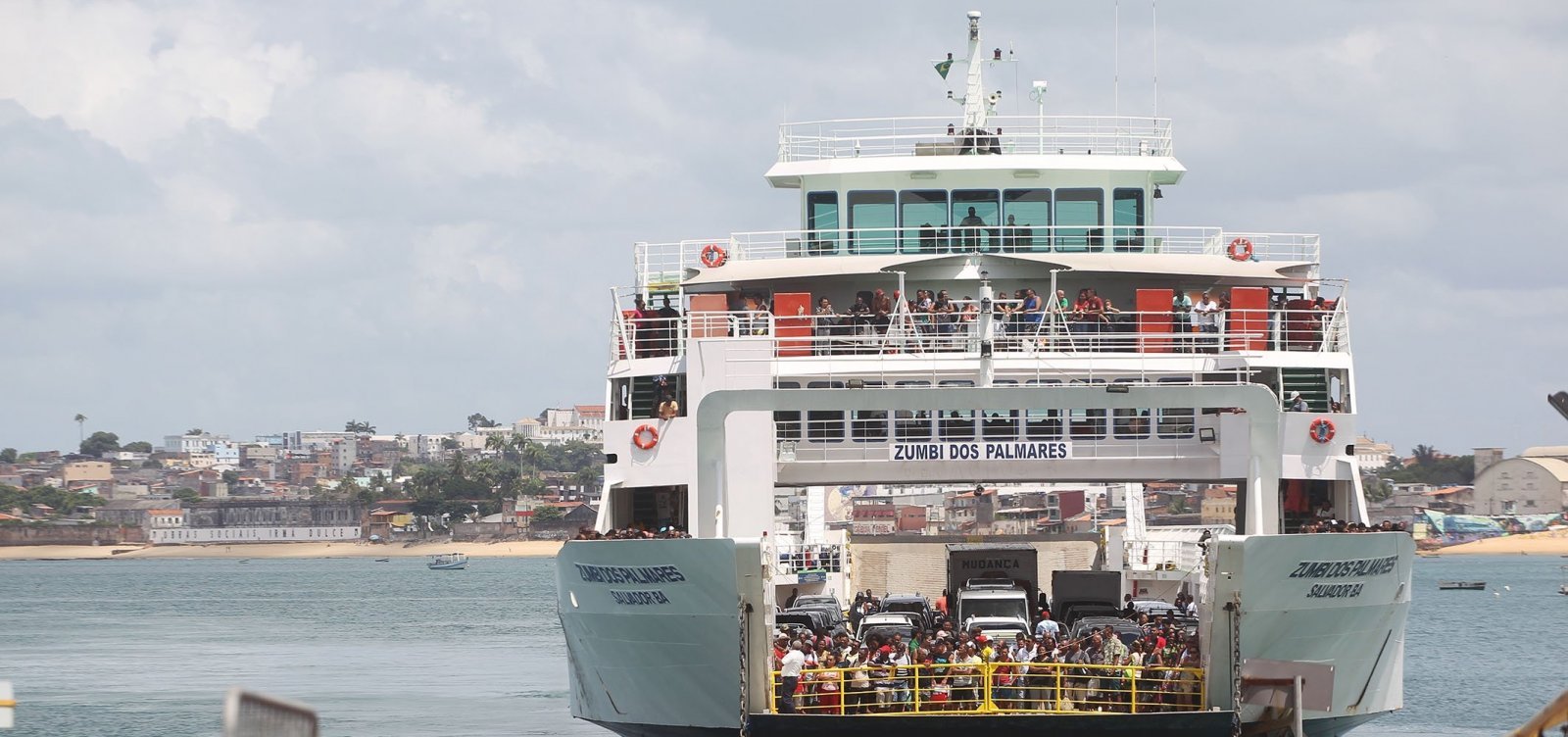 Ferry: fila é de 2h de para veículos e 1h30 para pedestres na Ilha de Itaparica