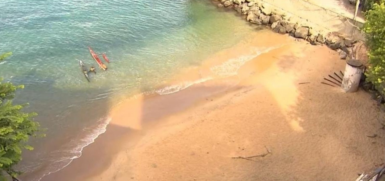 Após arrastão, comunidade recupera itens roubados em praia do MAM