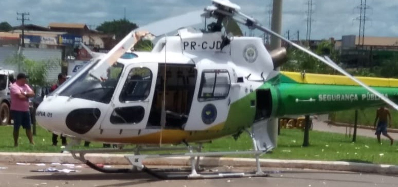 Hélice de helicóptero do Ciopaer bate em caminhão ao iniciar decolagem em Rio Branco