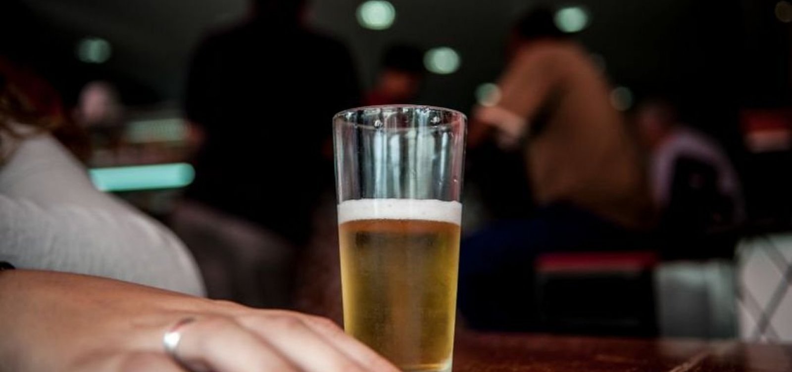 Exames apontam contaminação em mais onze lotes de cerveja Backer