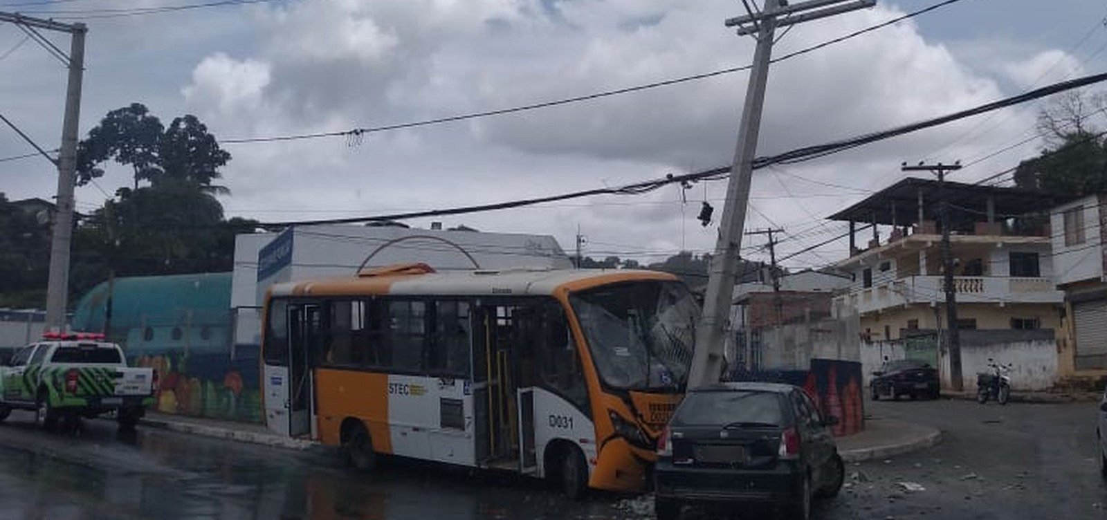 Micro-ônibus bate em poste e em carro em São Thomé de Paripe