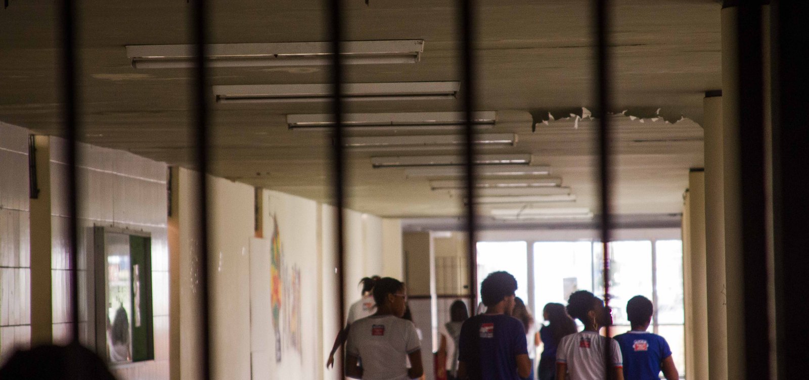 Pais e alunos relatam descaso para transferir matrícula do Odorico Tavares