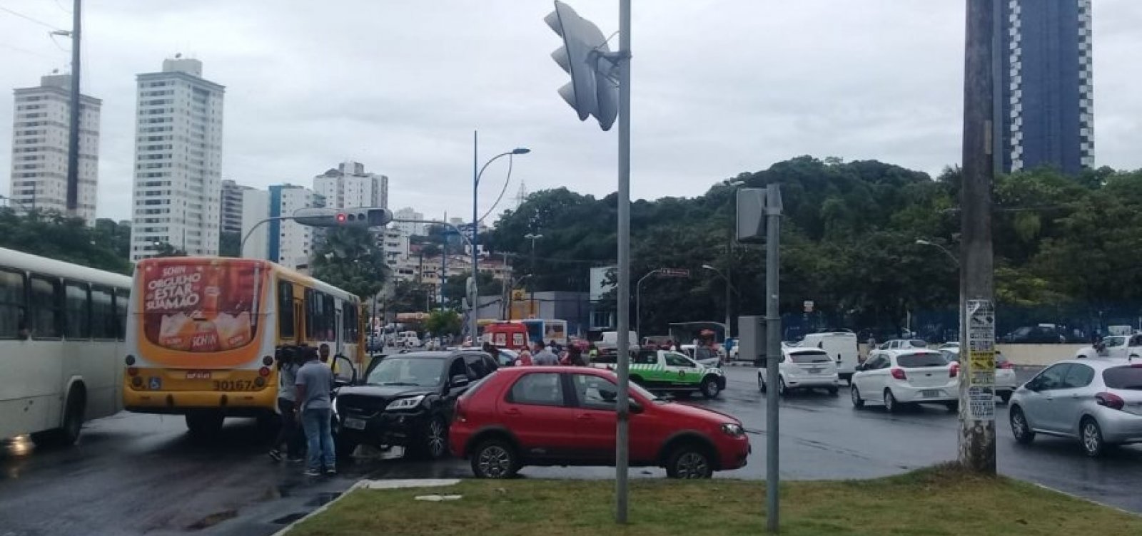 Assaltantes em fuga batem em carros e trocam tiros com policiais na Av. Vasco da Gama
