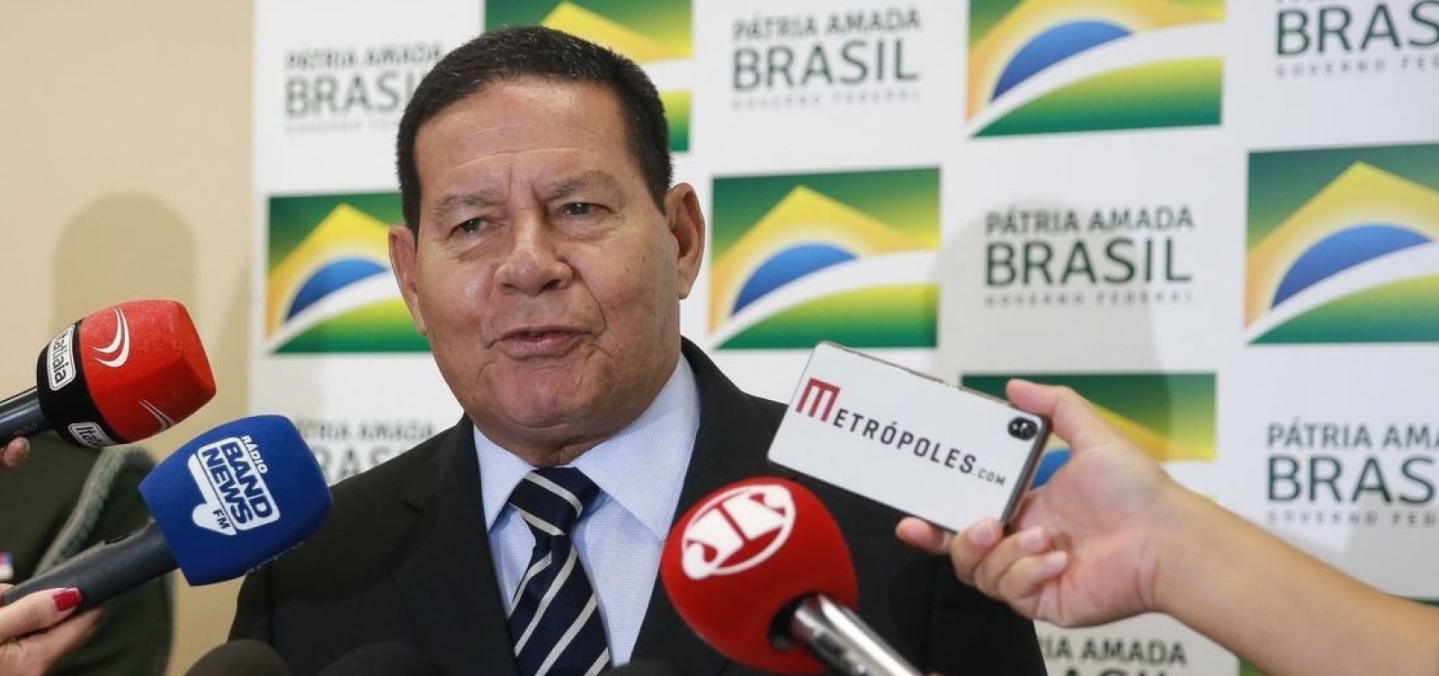 Governo vai editar MP para chamar funcionários aposentados do INSS, diz Mourão