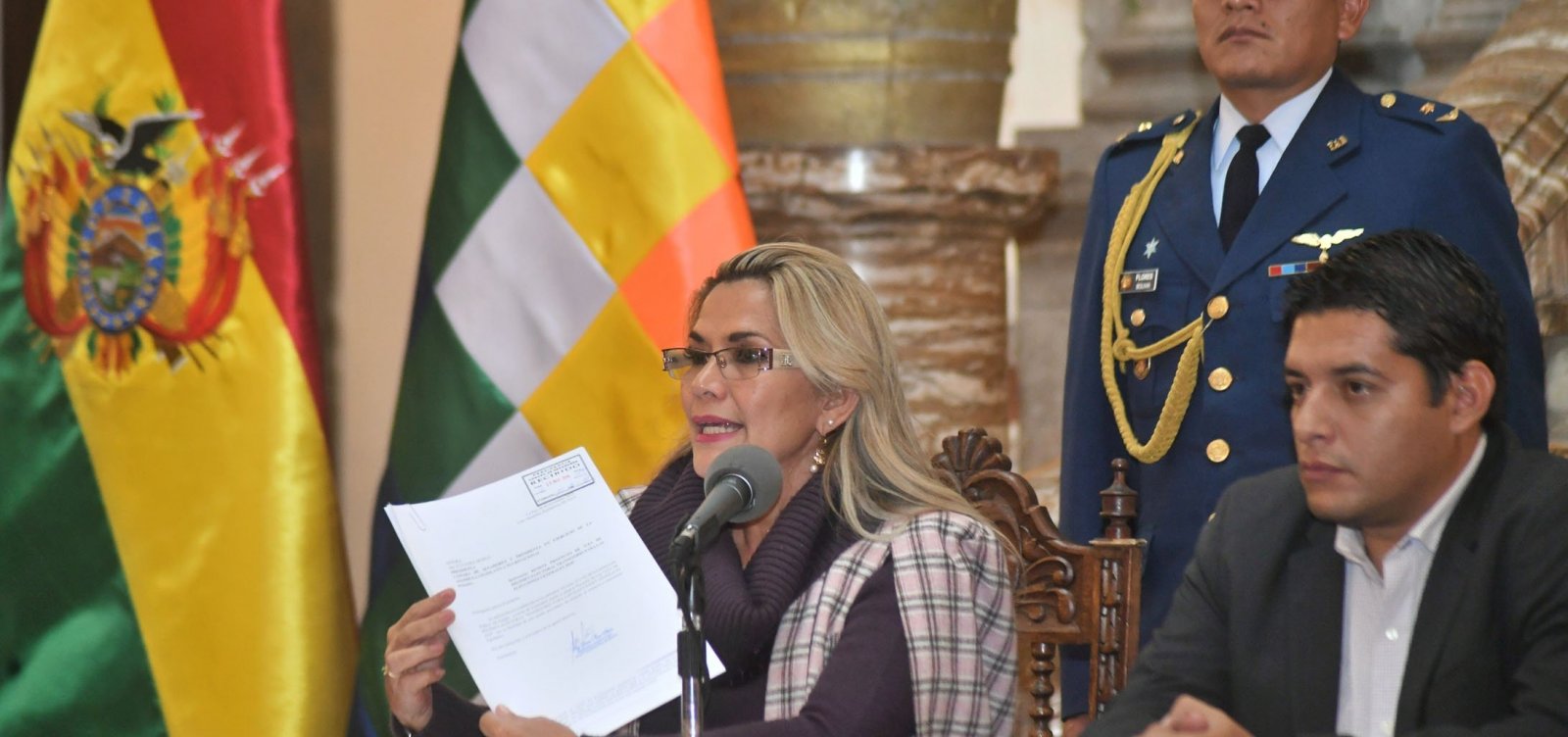 Presidente interina da Bolívia pede renúncia de todos seus ministros