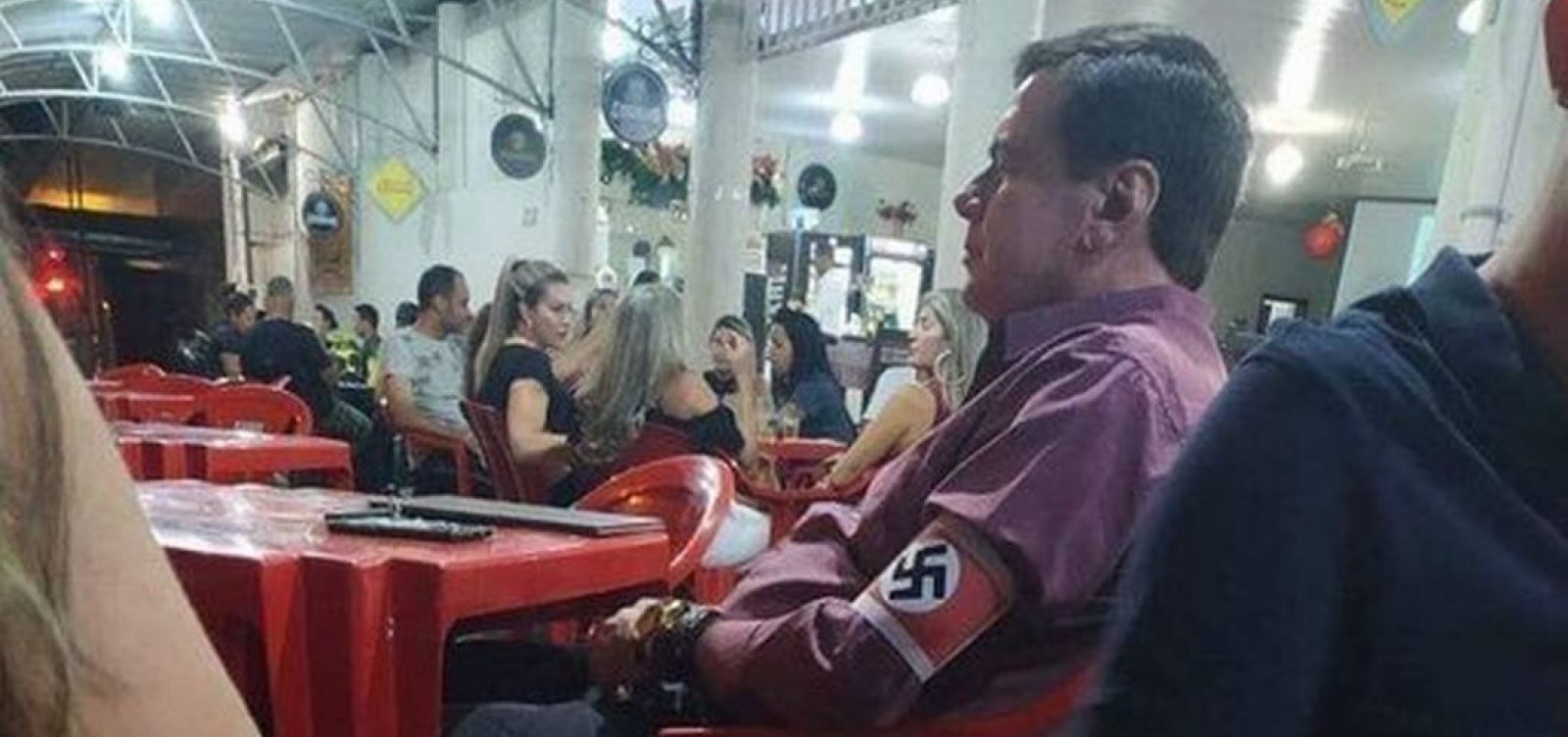 Homem que usou suástica no braço em MG vira réu por apologia ao nazismo