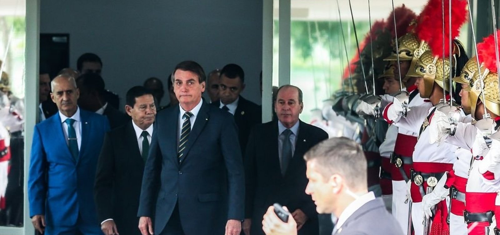 Bolsonaro amplia gastos com Defesa e corta Educação, Saúde e Segurança
