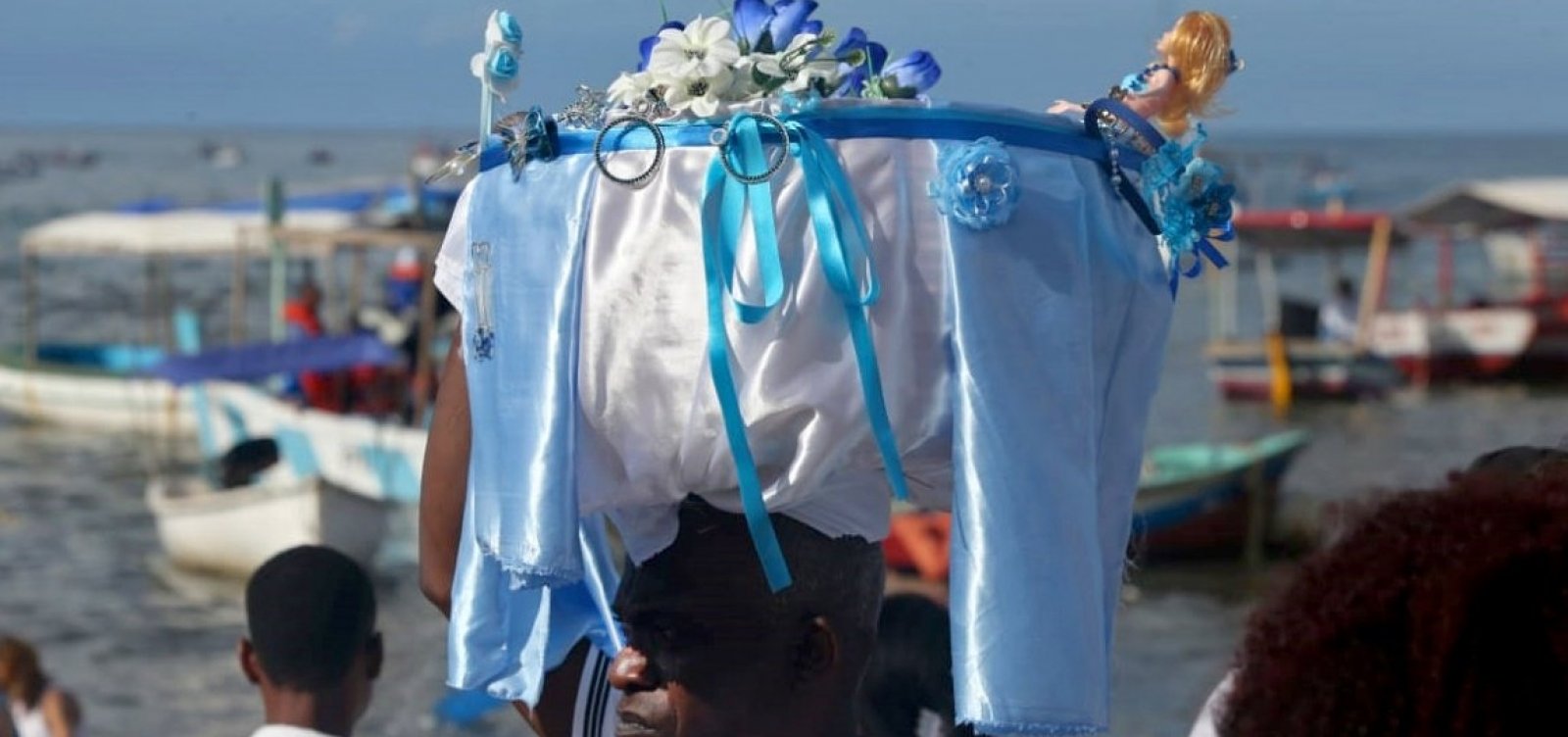 Festa de Iemanjá reúne milhares de admiradores no Rio Vermelho