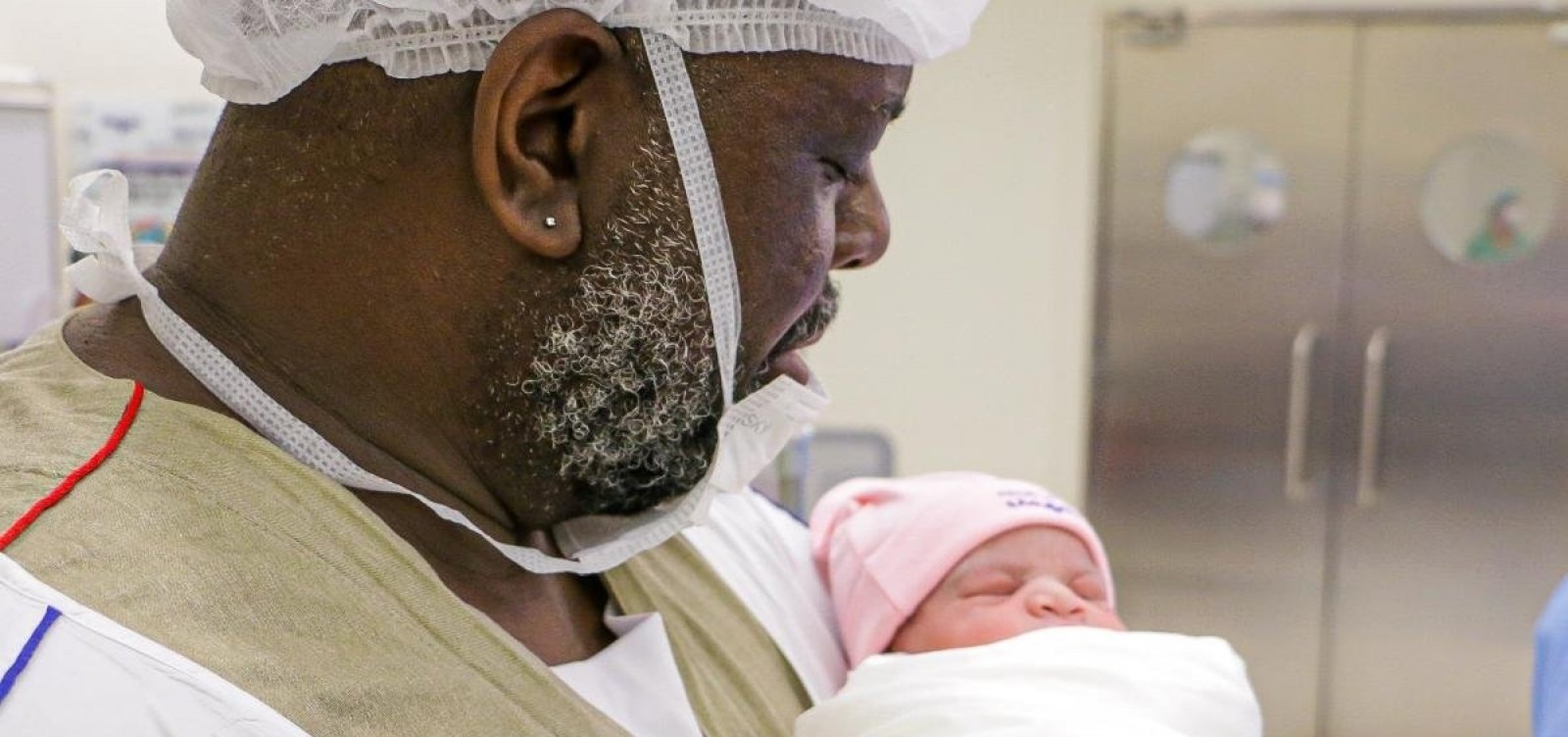Péricles posta foto com a filha recém-nascida: 'Há uma semana minha vida mudou'