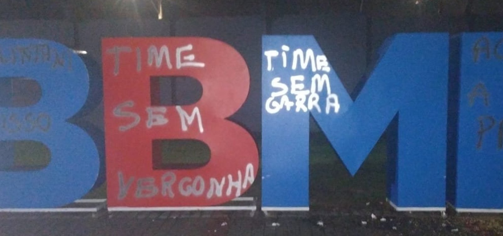 CT do Bahia amanhece com pichações após derrota para o Vitória