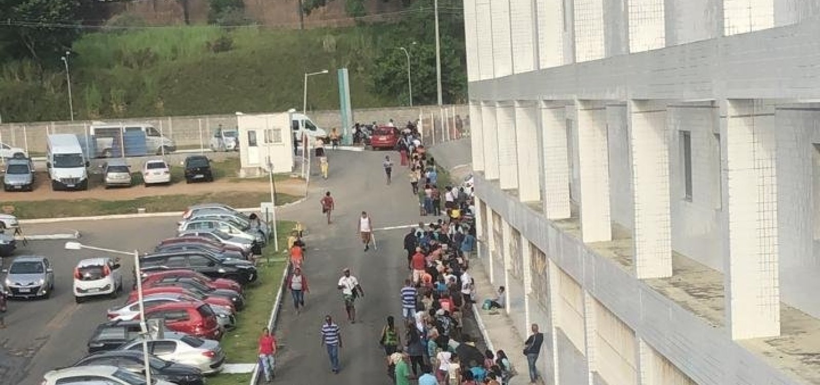 Pacientes reclamam de fila para marcação de consulta no Hospital Roberto Santos