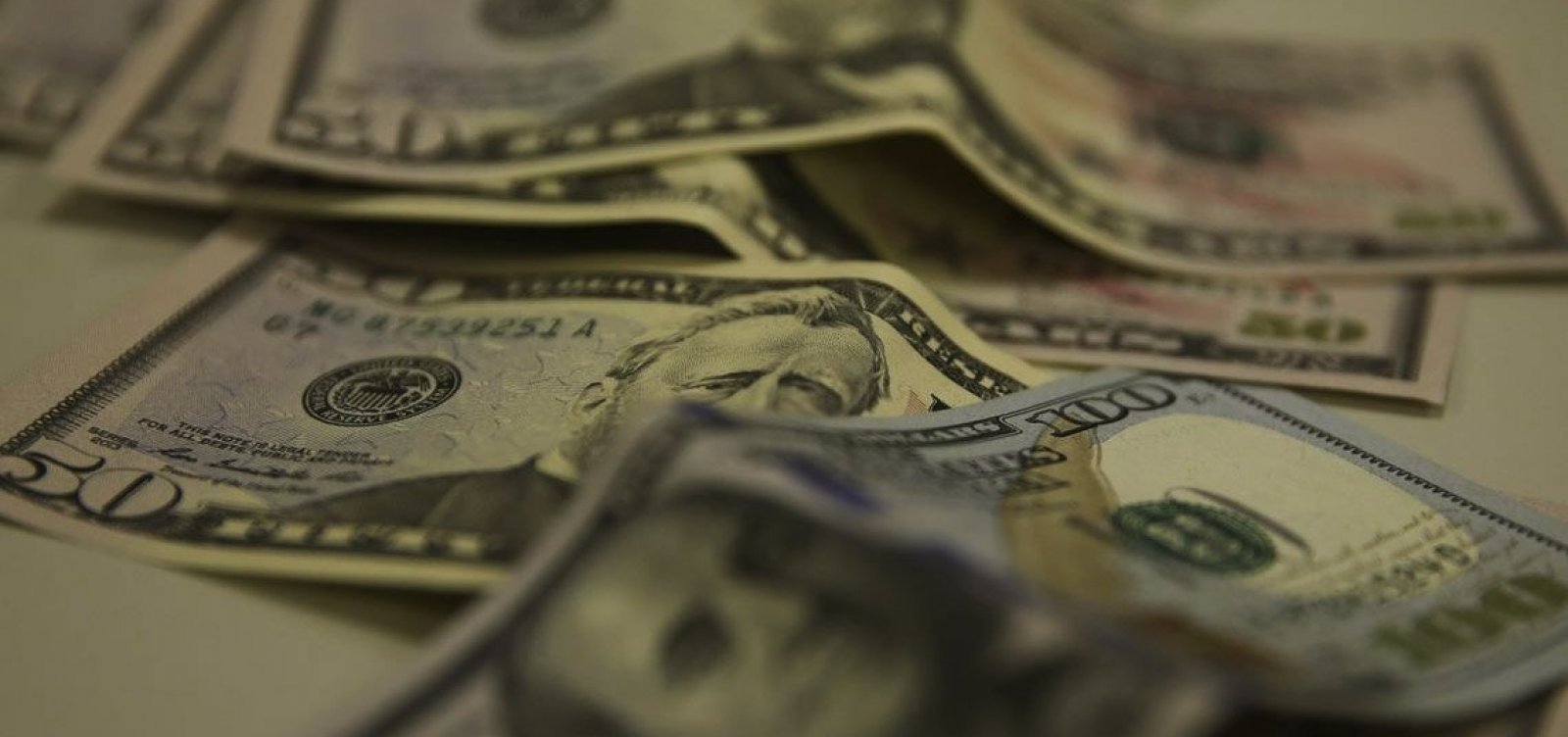 Dólar fecha próximo a máximas recordes na véspera de ata do Copom