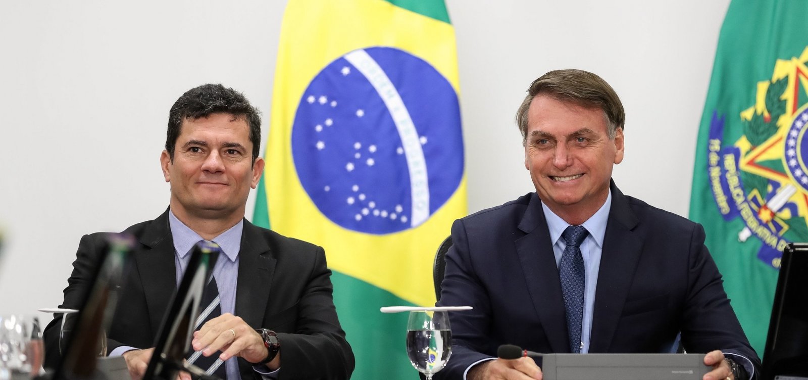 Em silêncio sobre morte de ex-PM, Bolsonaro defende Moro e diz que PSOL protege milícia