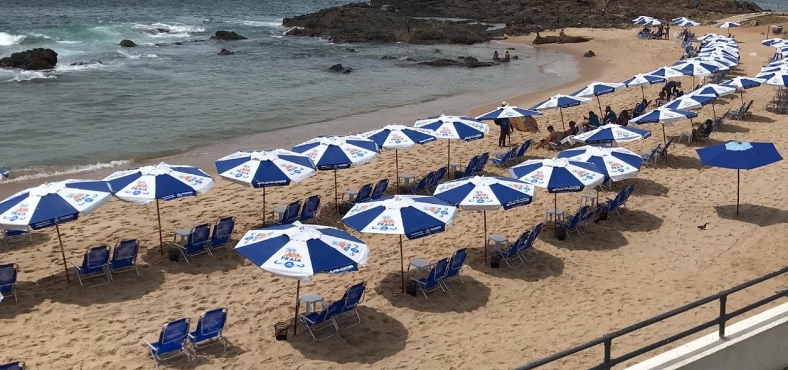 Barraqueiros do Farol da Barra recebem novos kits hoje