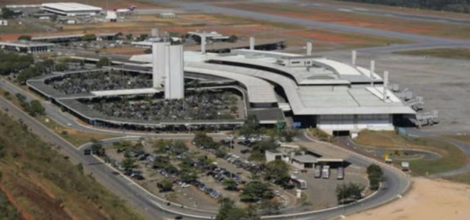 Avião com 80 brasileiros deportados dos EUA chega ao Brasil  