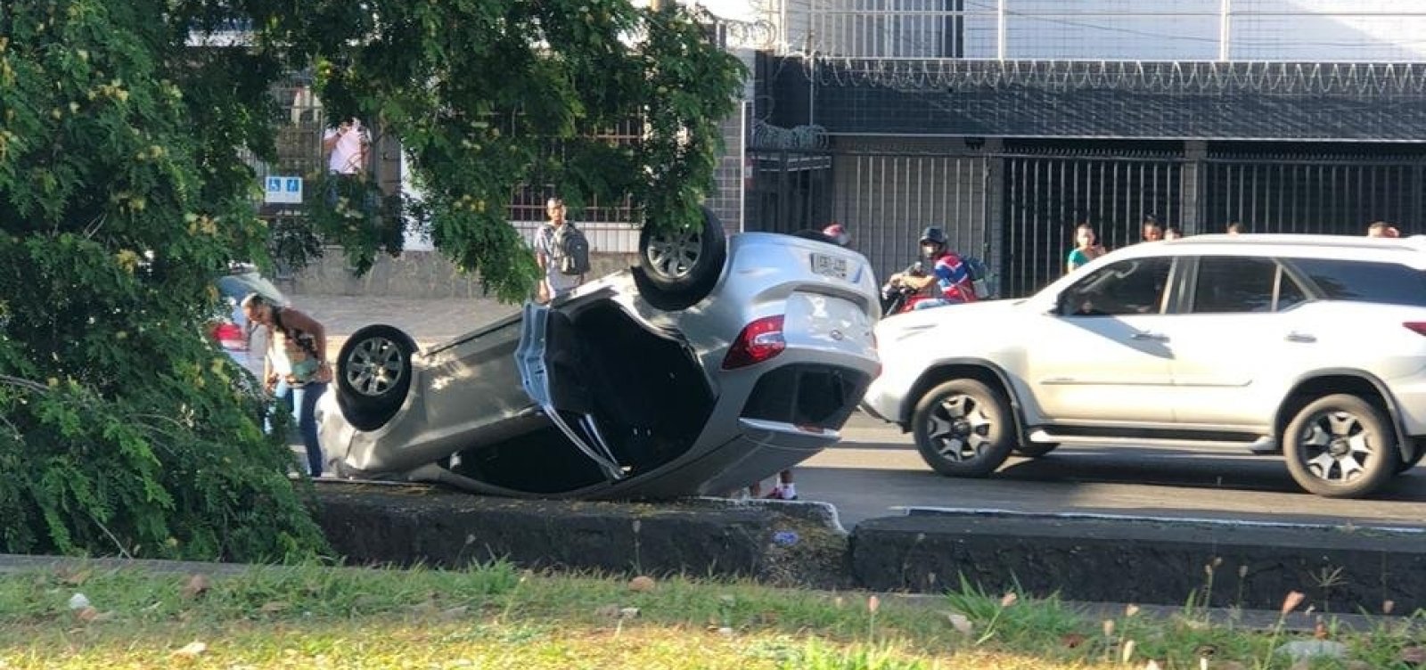 Carro capota na Rua Lucaia e deixa trânsito lento