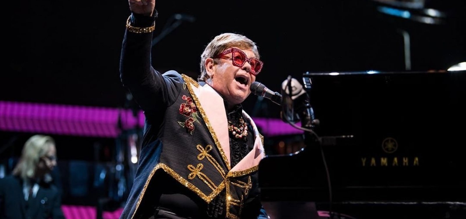 Elton John interrompe show por motivos de saúde