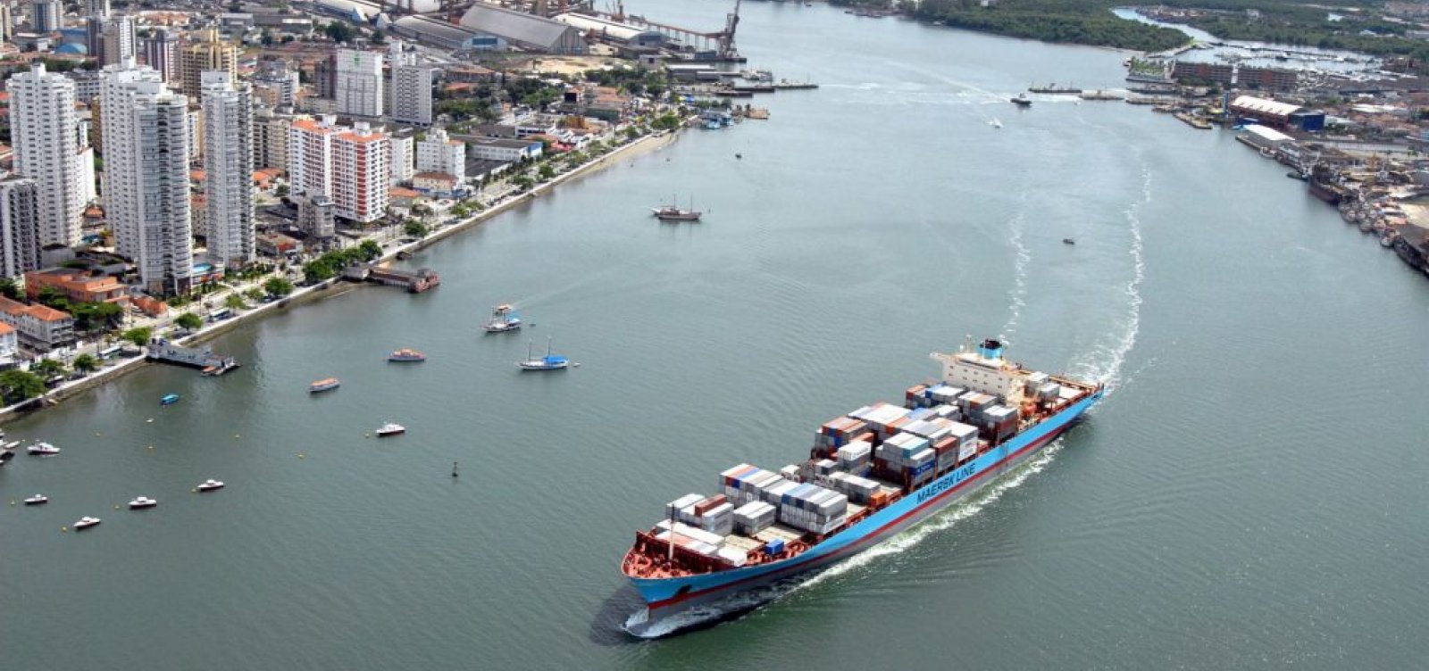 Caminhoneiros fazem protesto no porto de Santos e afetam transporte de produtos