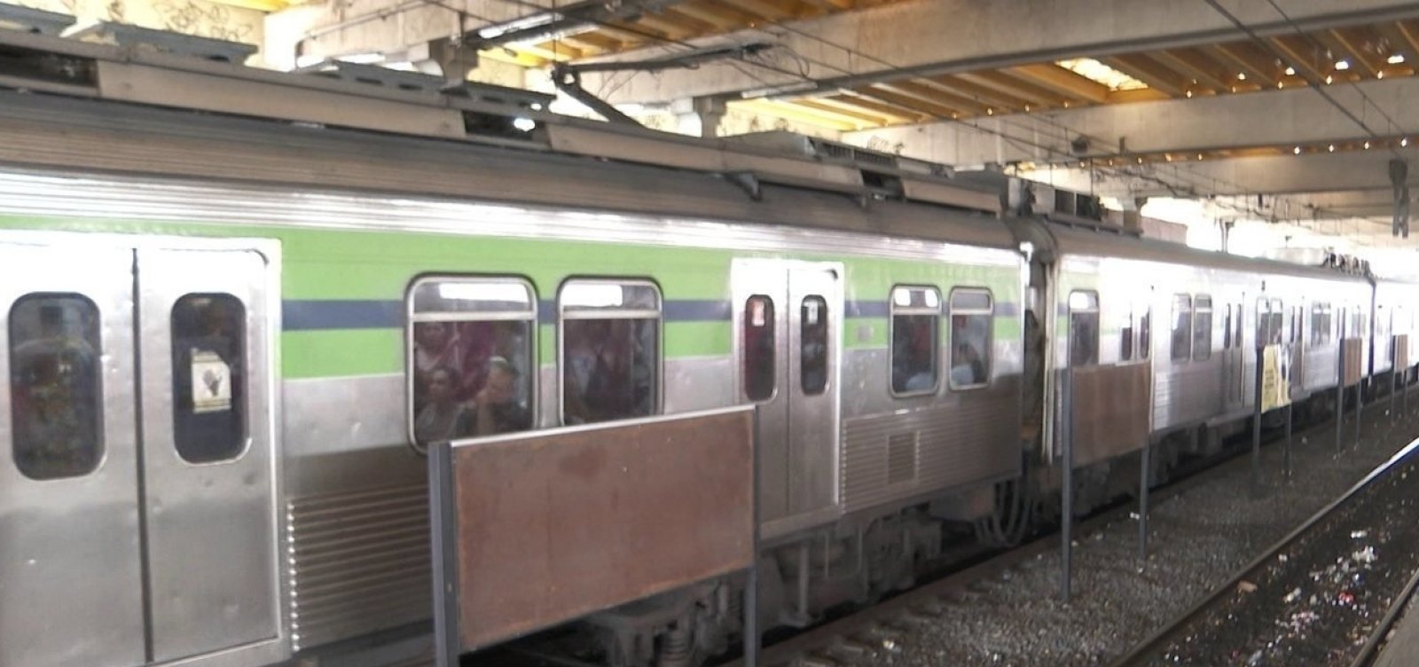 Colisão entre trens do metrô deixa mais de 30 feridos em Recife