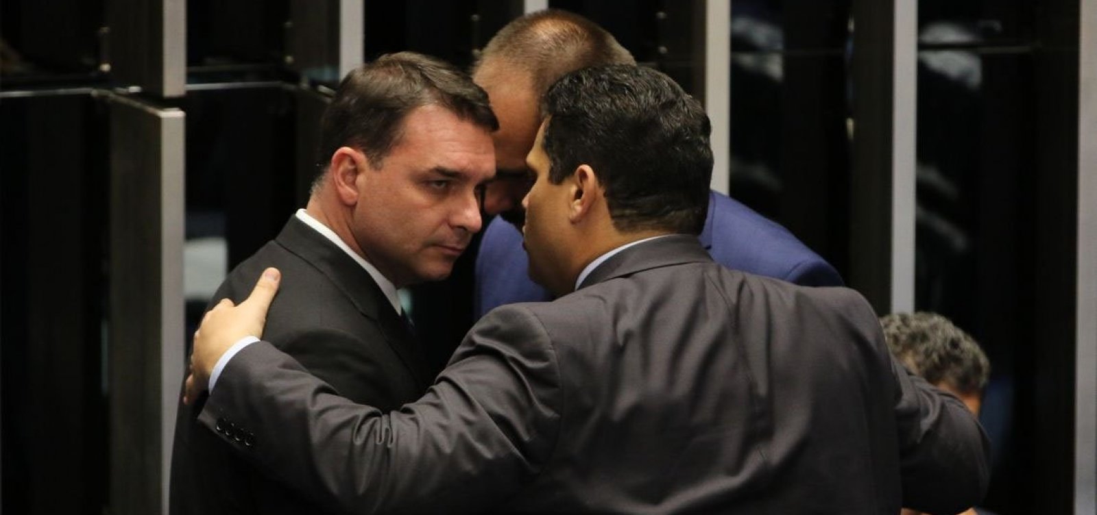 Ex-vereador revela que Flávio Bolsonaro visitou ex-PM Adriano da Nóbrega na prisão