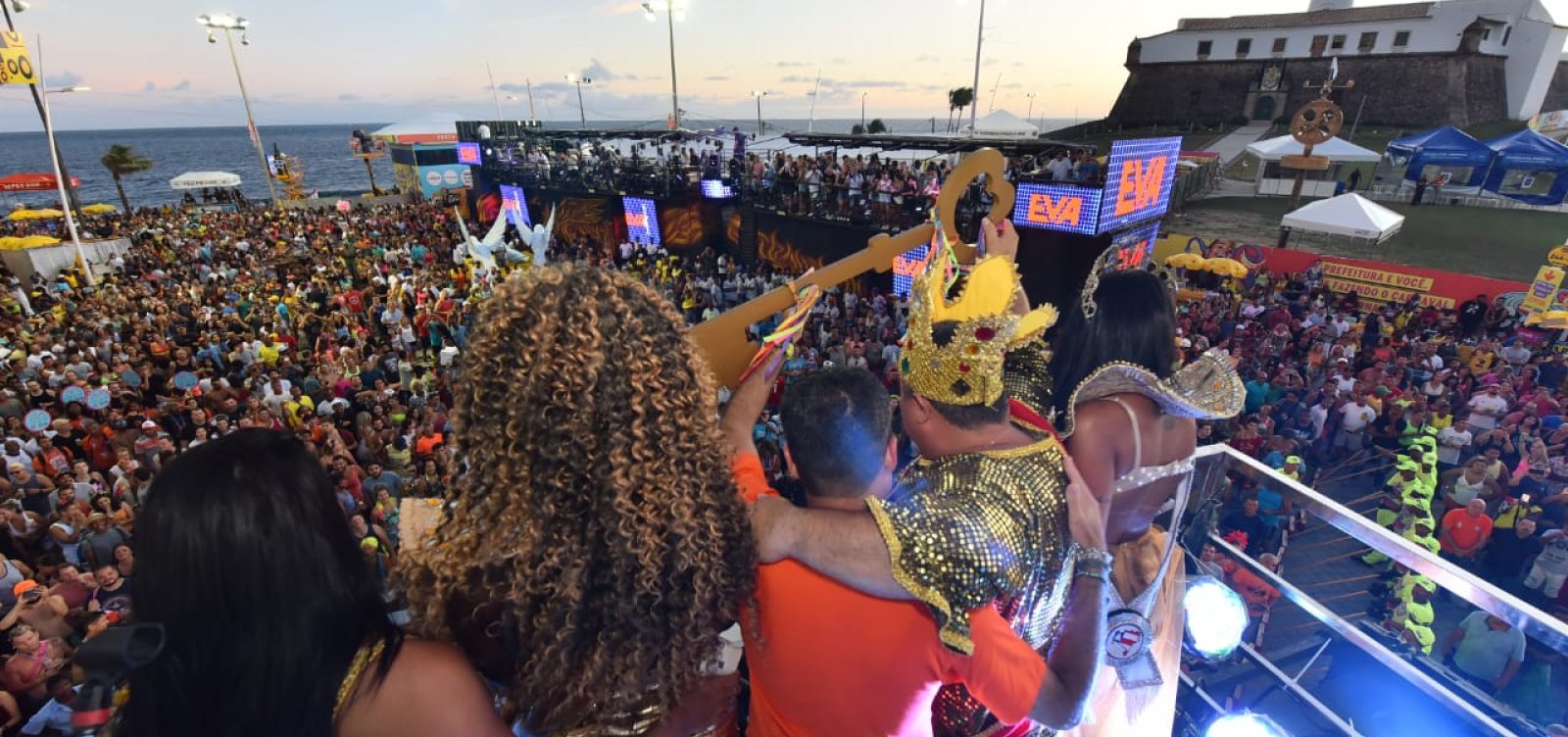 Rei Momo recebe as chaves da cidade e inicia o Carnaval de Salvador