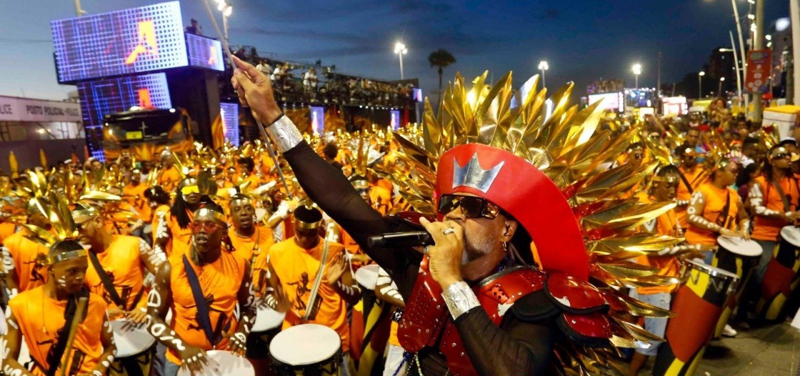 Após entrega das chaves da cidade, Carlinhos Brown abre carnaval de Salvador