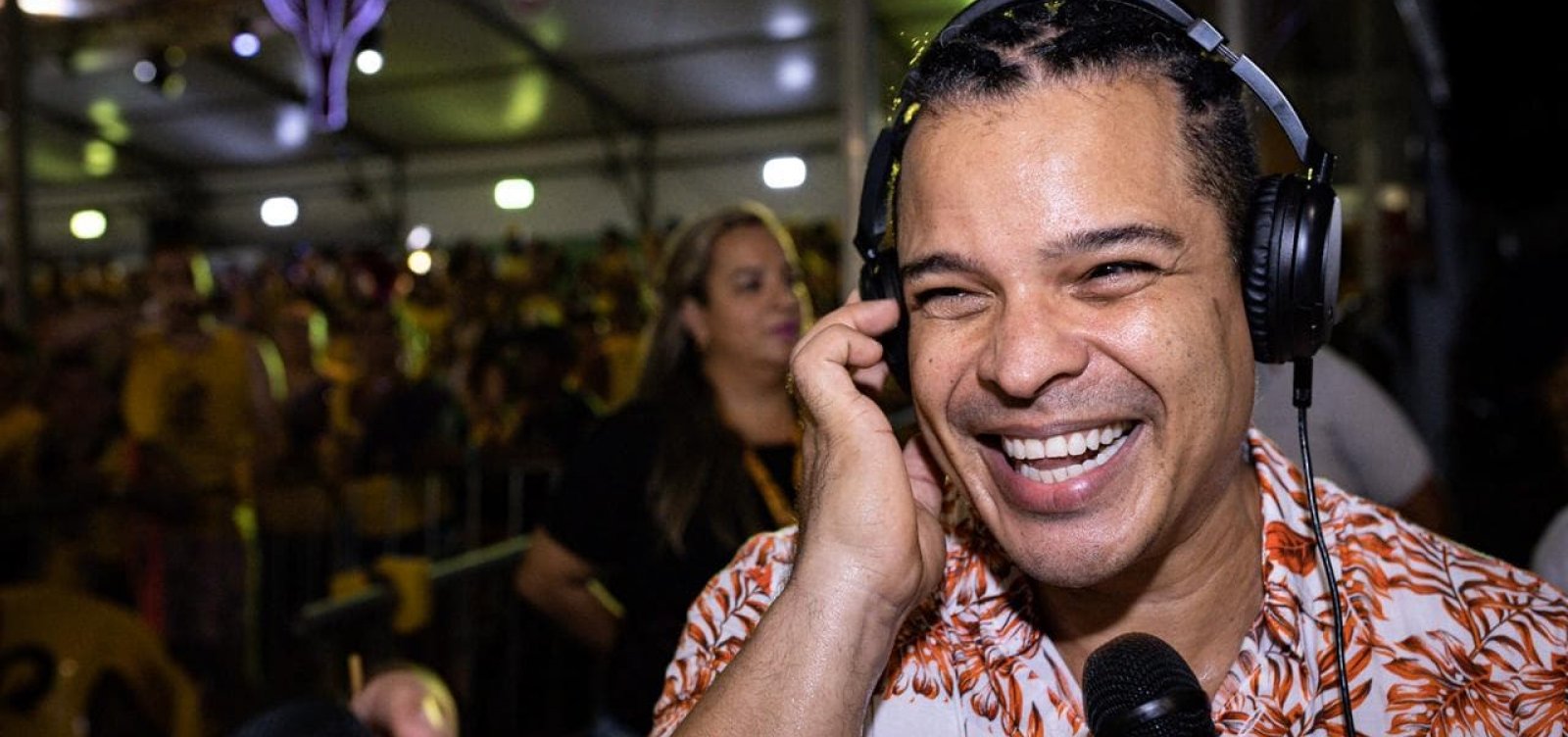 Adelmo Casé elogia carnaval de rua e projeta: 'Ano que vem estarei com minha pipoquinha'