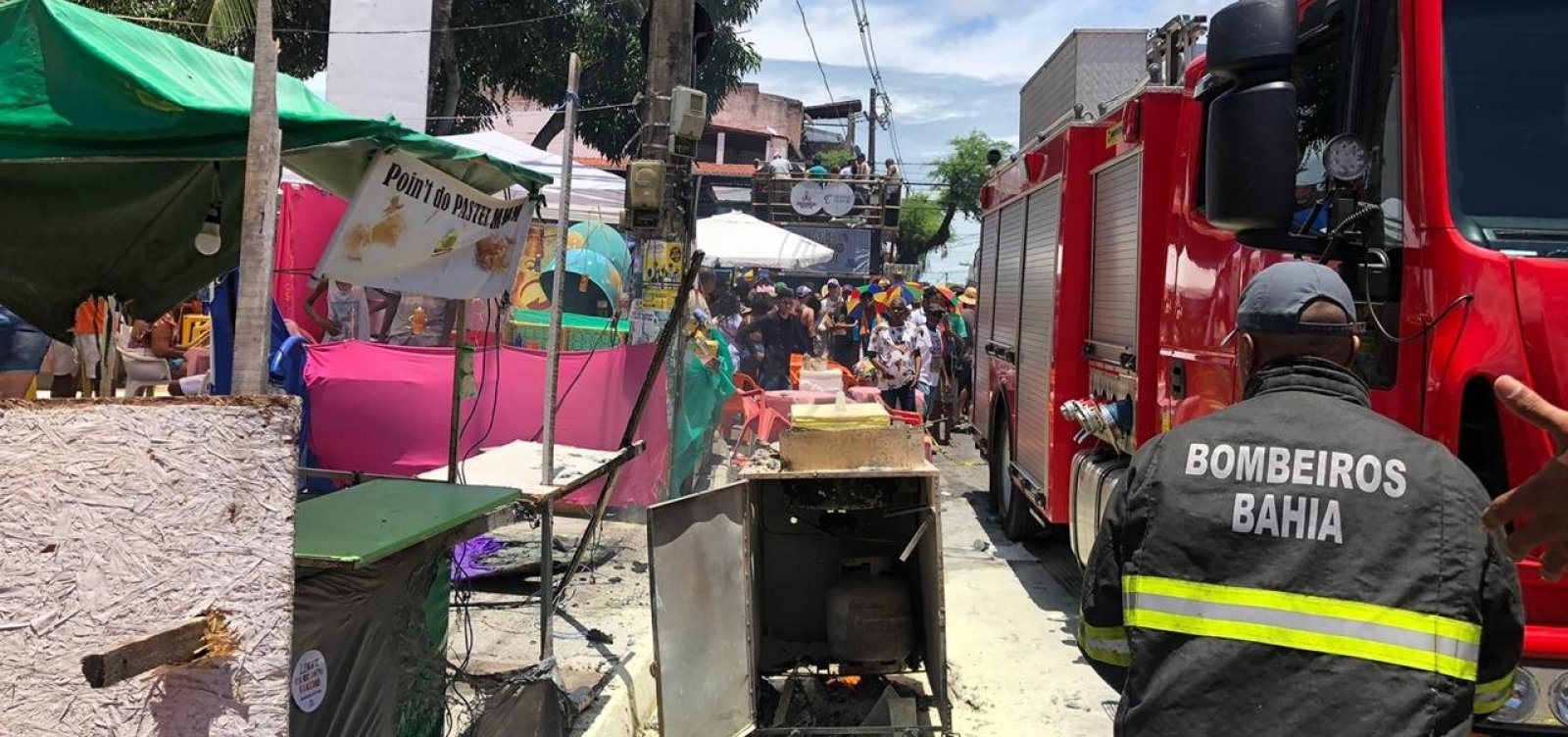 Mudança do Garcia: Carrinho de pastel pega fogo e bombeiros combatem incêndio