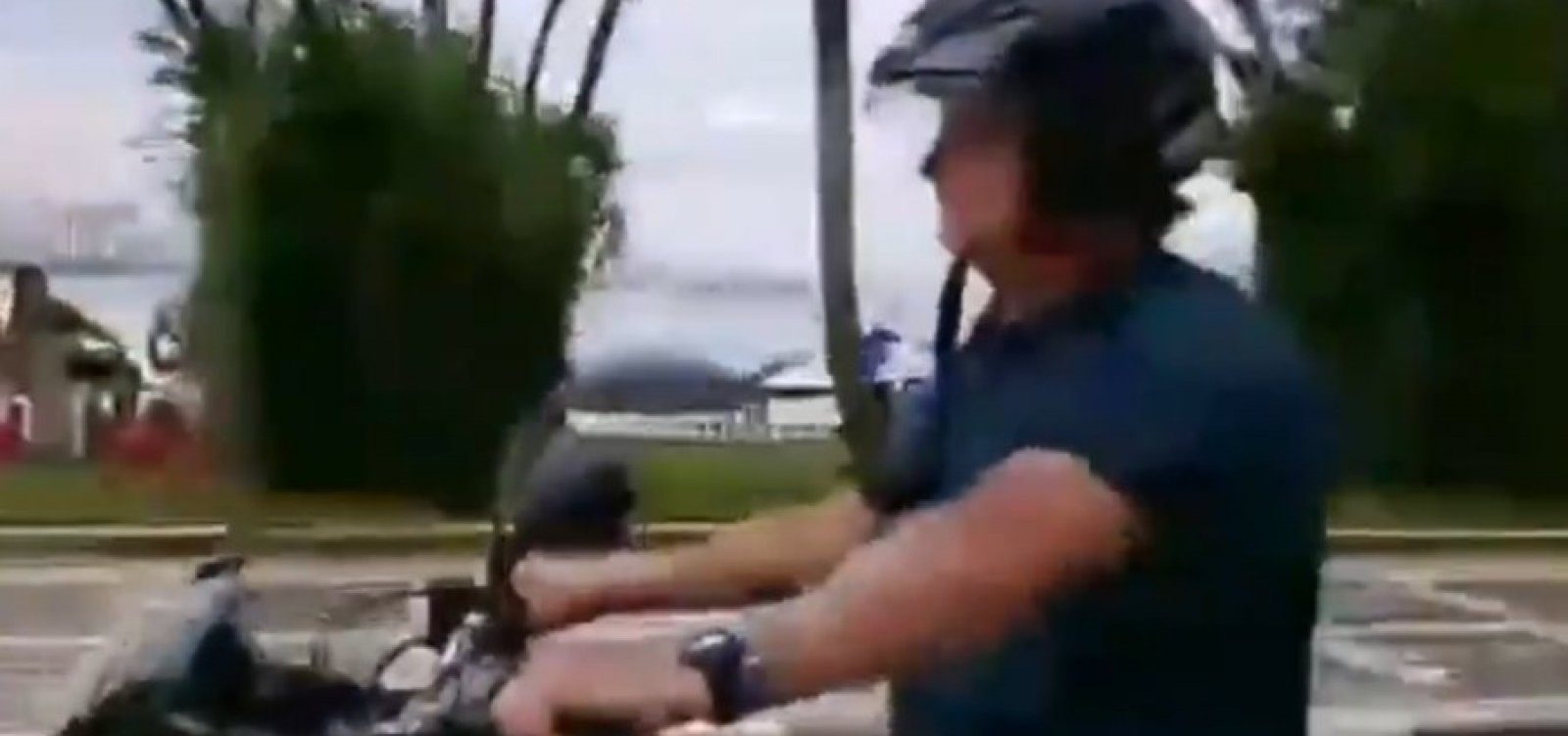 Após circular com capacete solto, Bolsonaro não será multado por infração de trânsito